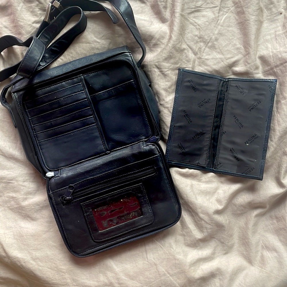 Super versatile and lots of pockets and sippers . Leather deep blue cross body